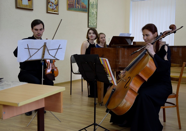 Фортепіанне тріо налаштовується на виступ. Тетяна Вольвін (віолончель); Назар Франків (скрипка); Христина Пилип (фортепіано).